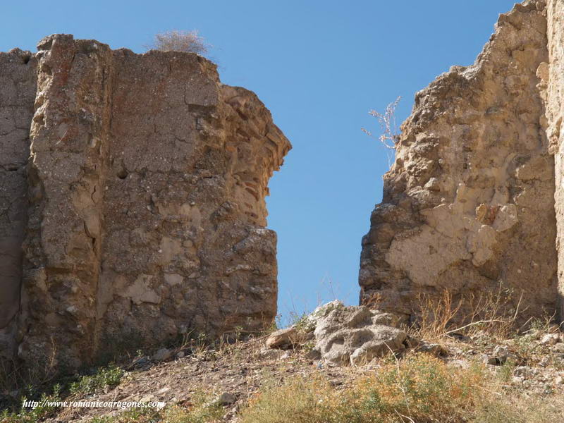 RESTO DE PORTADA A LOS PIES DEL MURO NORTE, DESDE EL EXTERIOR